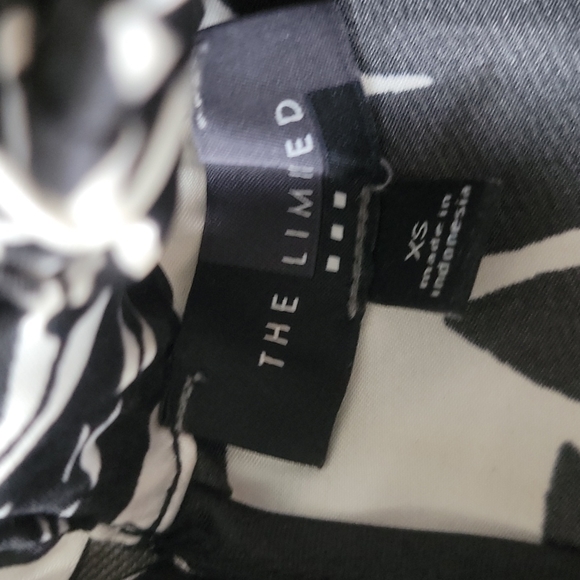 The Limited Keyhole Sleeveless Halter Like Tank - Picture 9 of 13